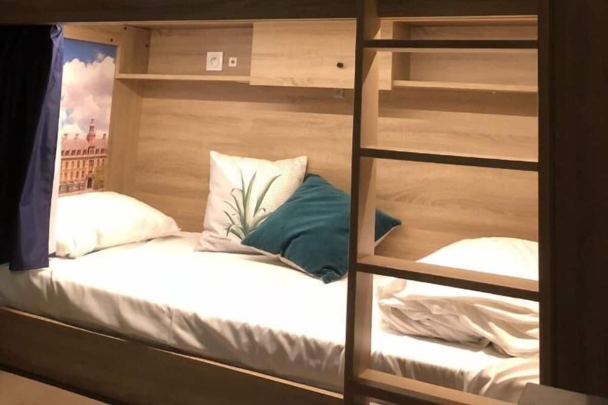 Mobiliari individual, cortines opaques i habitacions insonoritzades