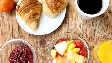 Petit déjeuner complet (7.90 EUR par personne)