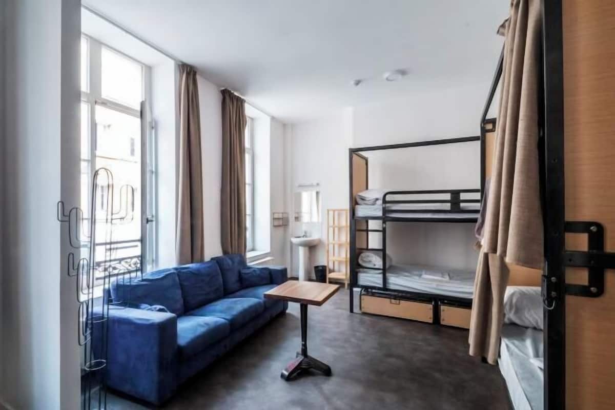 Mobiliari individual, cortines opaques i habitacions insonoritzades