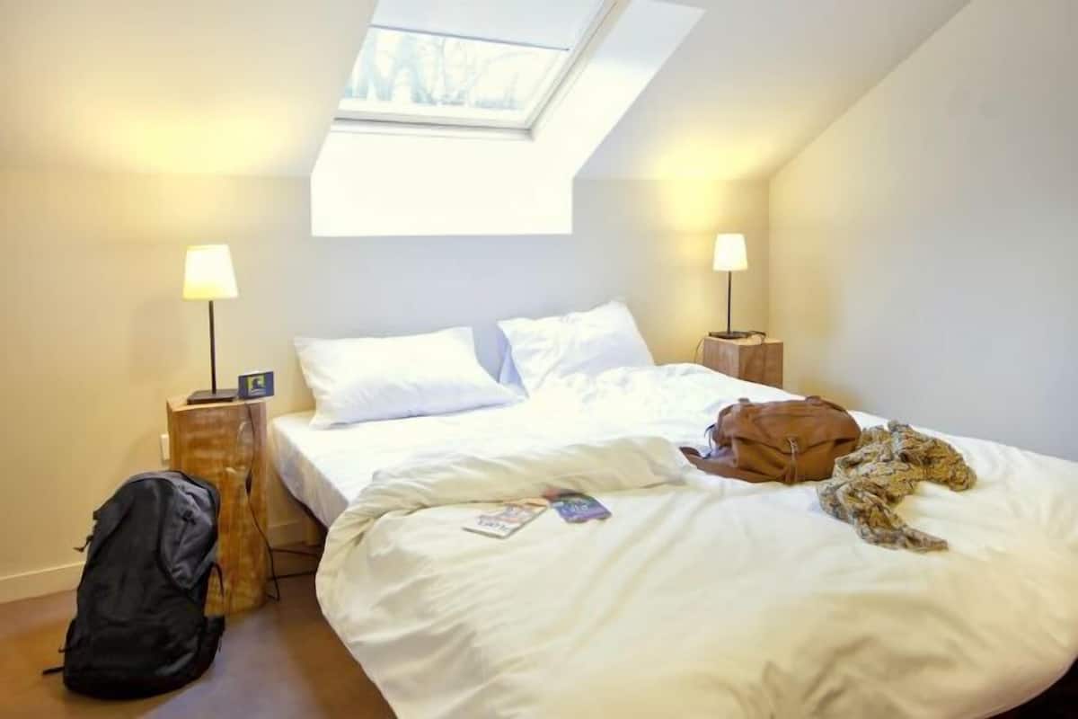Mobiliari individual, cortines opaques i habitacions insonoritzades