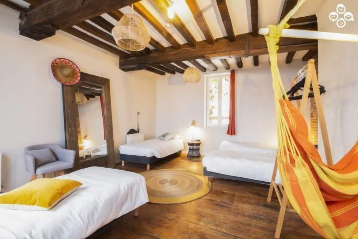 Mobiliari individual, cortines opaques i habitacions insonoritzades