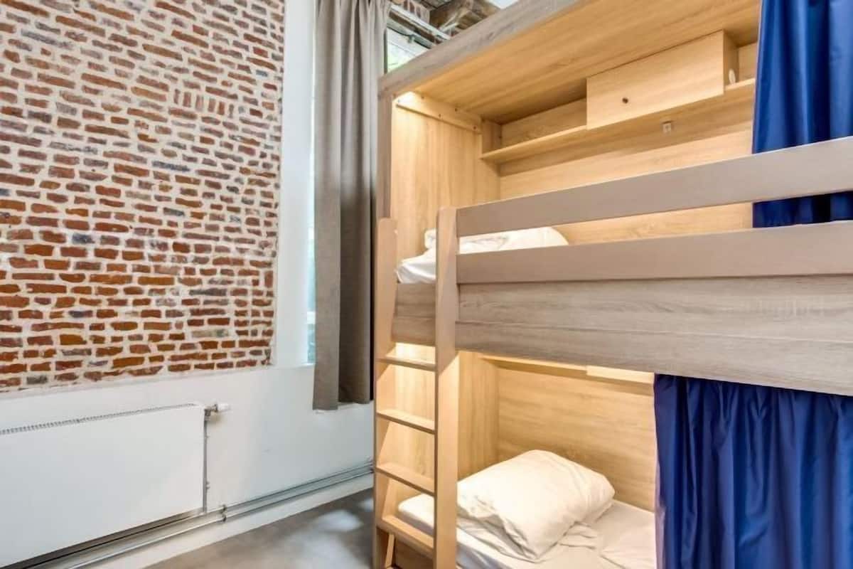 Mobiliari individual, cortines opaques i habitacions insonoritzades