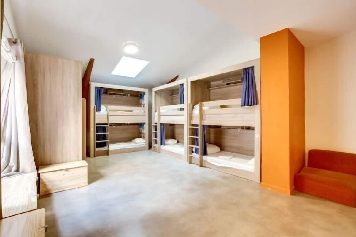 Mobiliari individual, cortines opaques i habitacions insonoritzades
