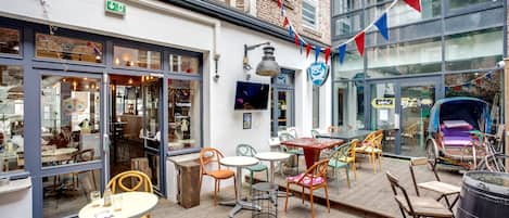 Breakfast, lunch, dinner served; international cuisine