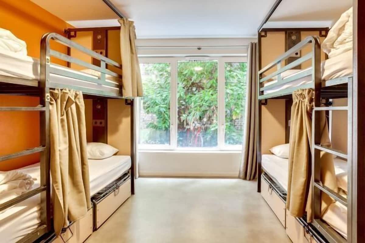Mobiliari individual, cortines opaques i habitacions insonoritzades