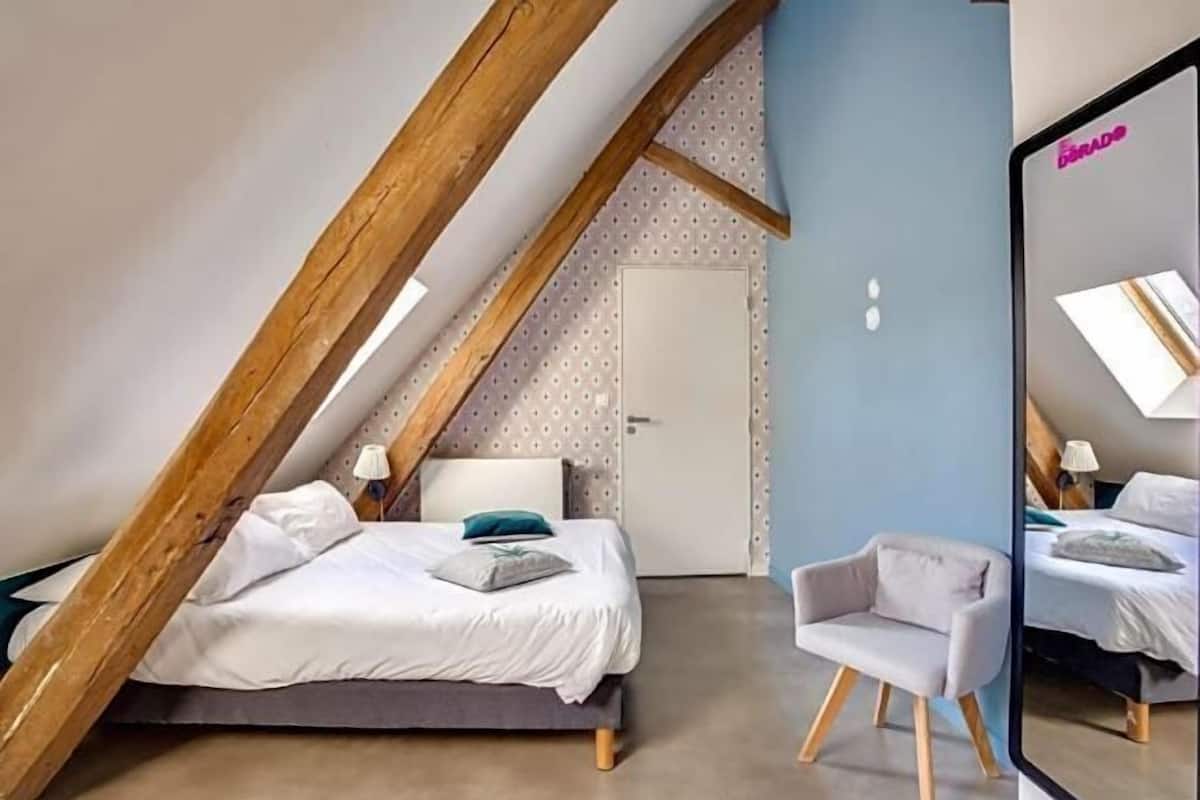 Mobiliari individual, cortines opaques i habitacions insonoritzades