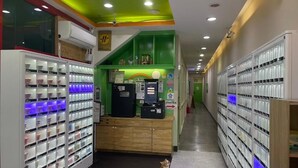 A hallway with vending machines, a wooden counter, and a cat. - 21 Mini house (Taoyuan City)