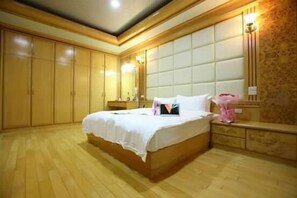 Habitación cuádruple | Escritorio, wifi gratis y ropa de cama 