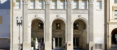 Vista frontal de la propiedad