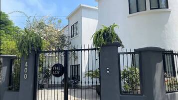 Vista frontal de la propiedad