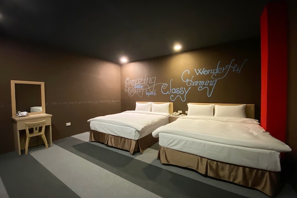 Habitación cuádruple Prestigio, 2 camas matrimoniales | Edredón, cortinas blackout, wifi gratis y ropa de cama