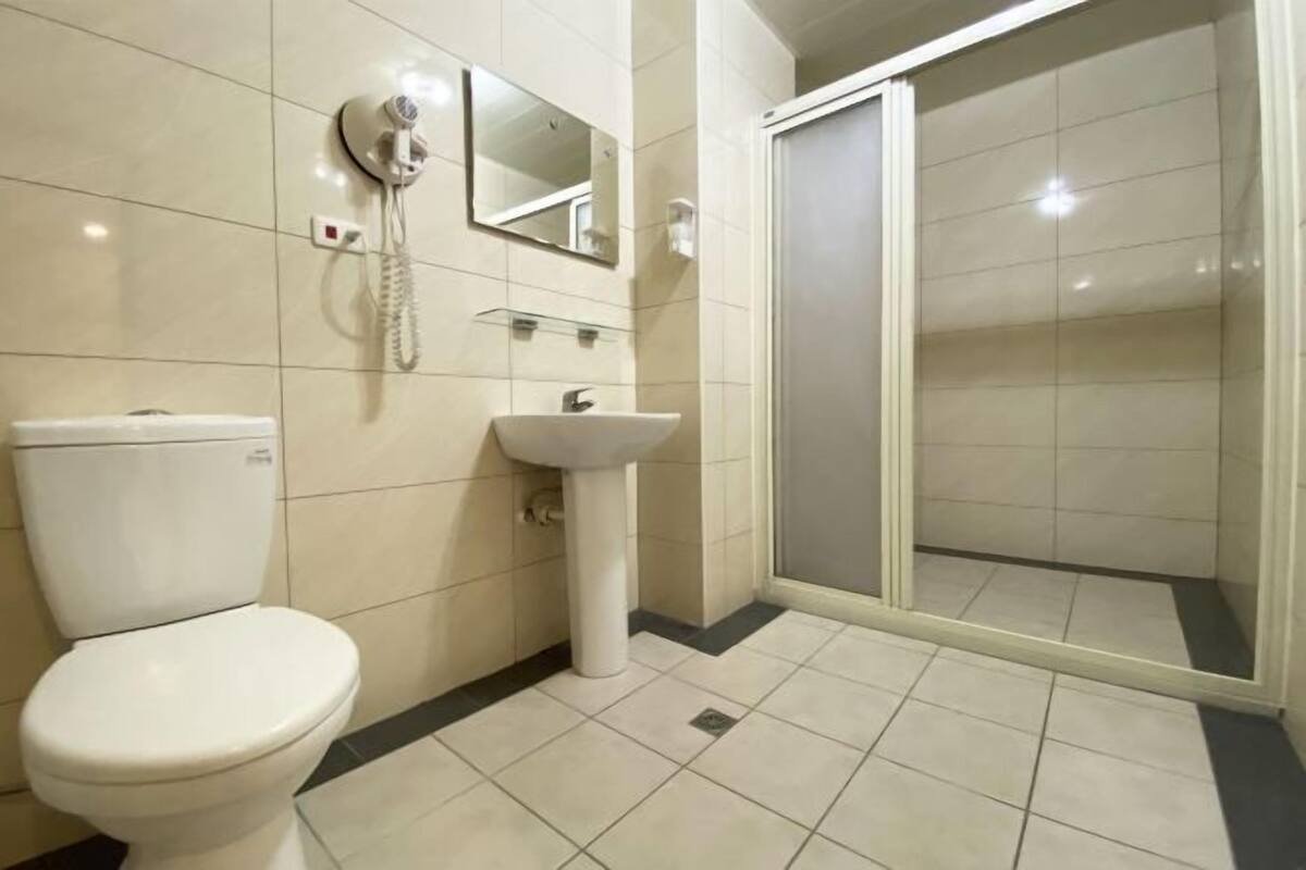 Badezimmer | Dusche, Regendusche, umweltfreundliche Kosmetikartikel, Haartrockner