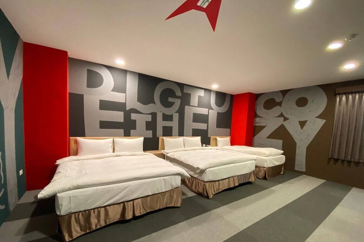 Signature Room, Ensuite | Down duvets, blackout curtains, free WiFi, bed sheets