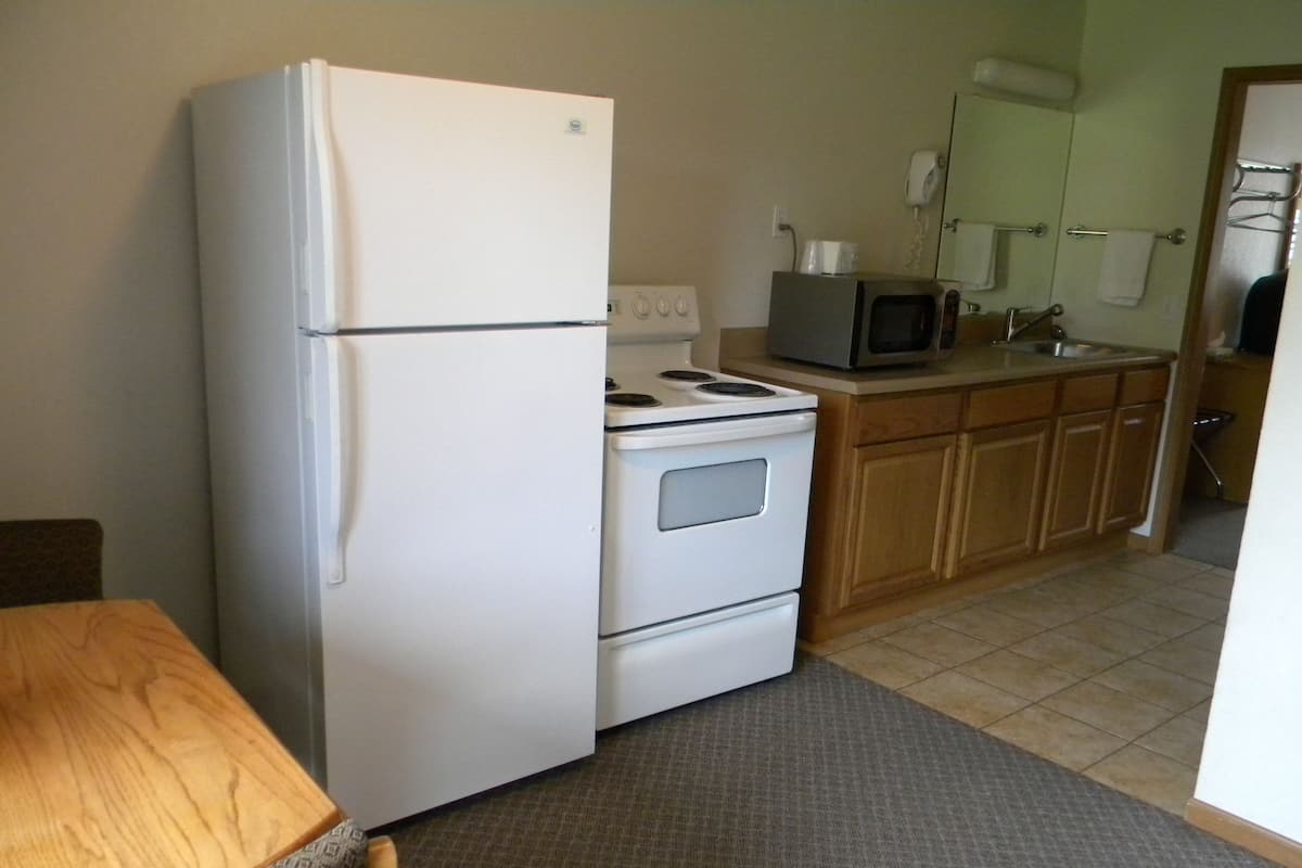 Suite Prestige, 2 lits doubles, accessible aux personnes à mobilité réduite, cuisine | Cuisine privée | Réfrigérateur, four à micro-ondes, cafetiÚre-théiÚre, chaise haute