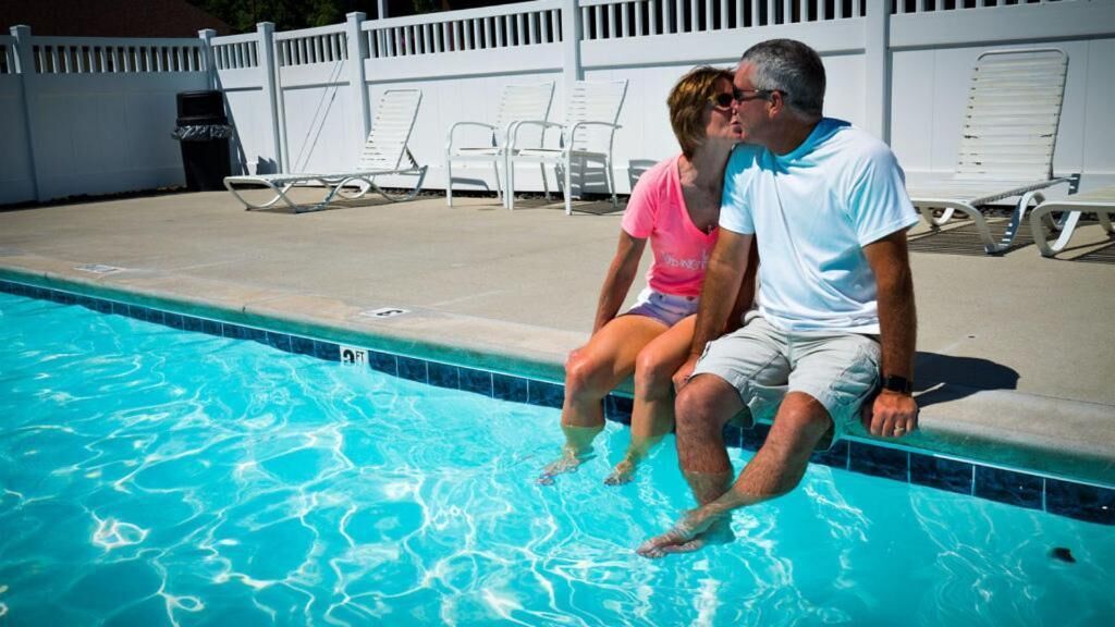 季節性室外游泳池，開放時間為 09:00 至 22:00，提供泳池遮陽傘和日光浴躺椅