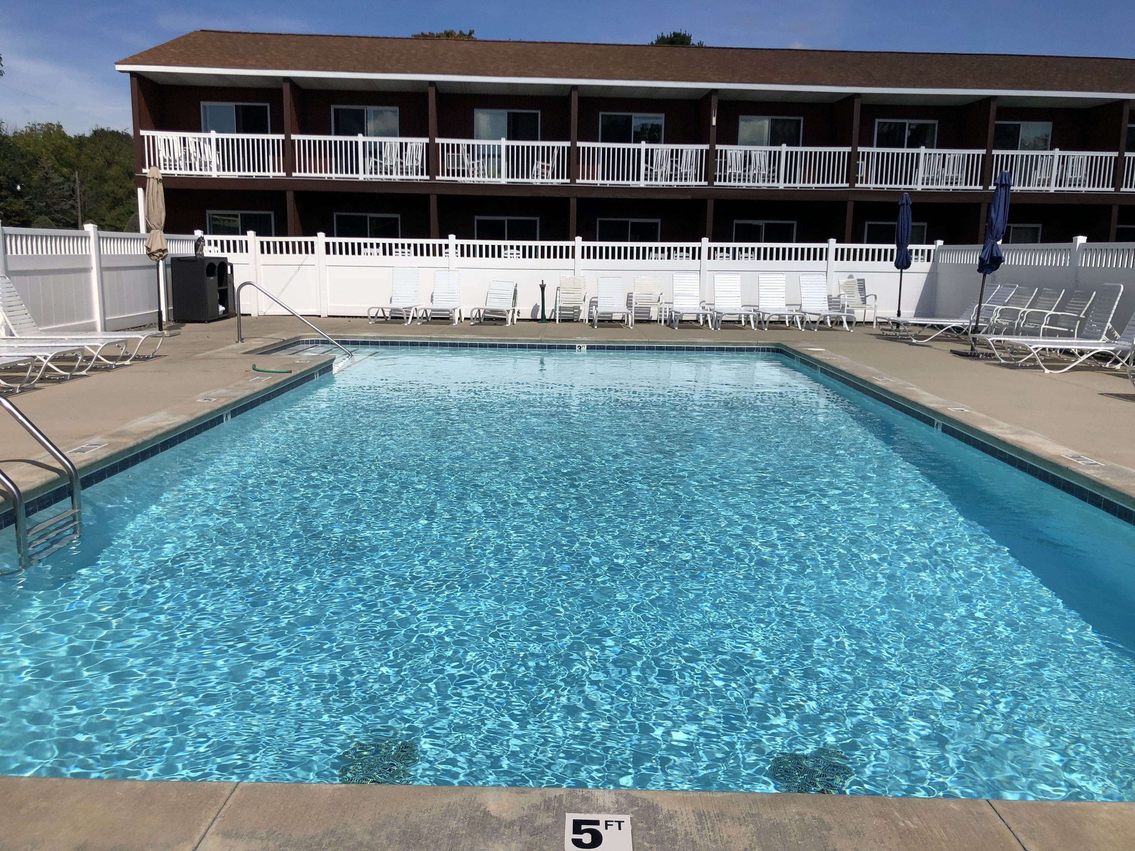 Piscine extérieure (ouverte en saison), parasols de plage