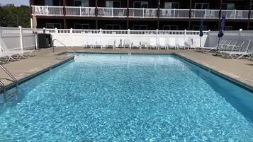 Piscine extérieure (ouverte en saison), parasols de plage