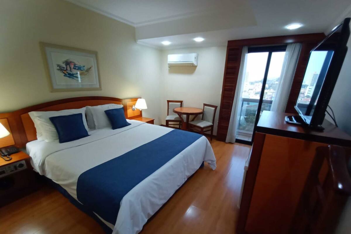 1 quarto, frigobar, cofres nos quartos, berços grátis