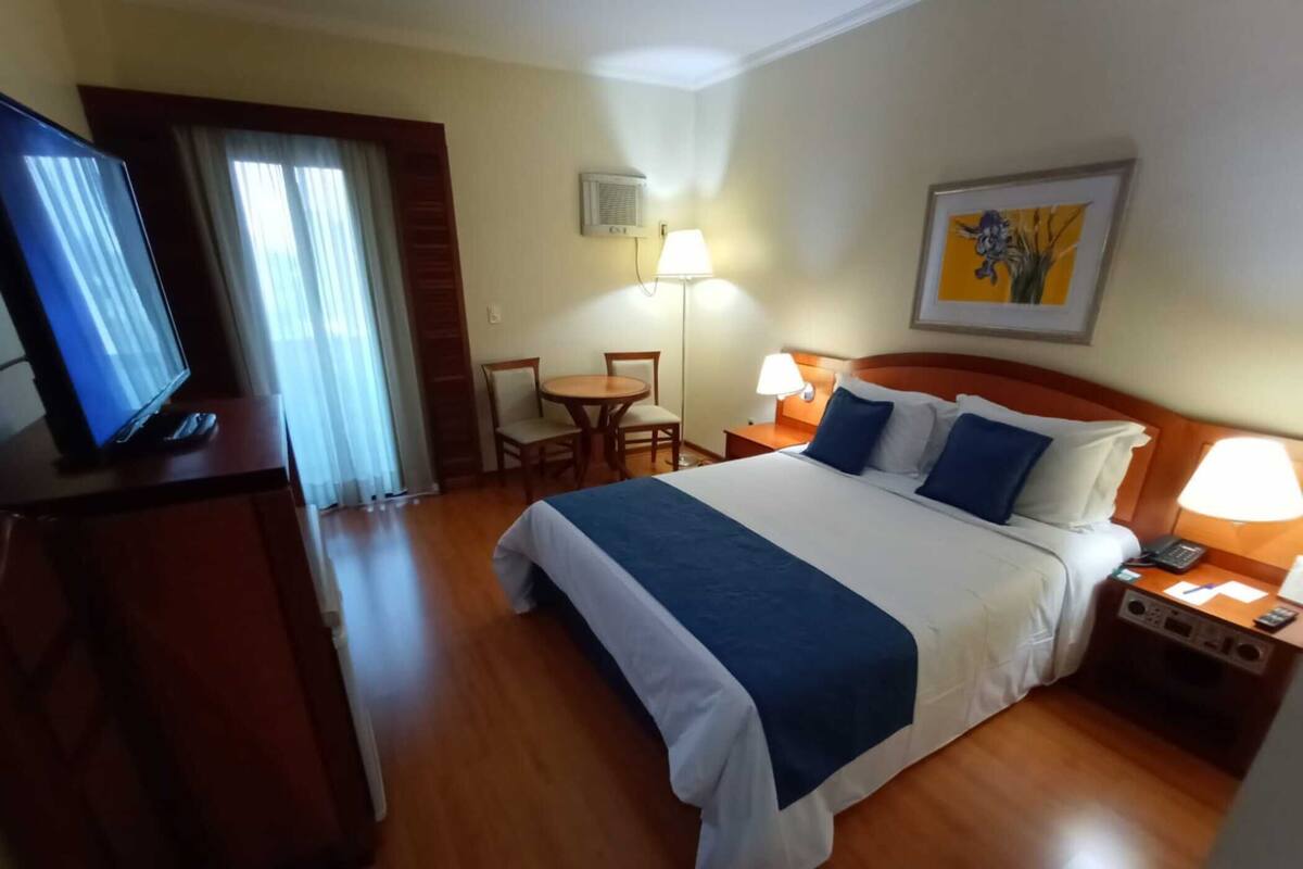 1 quarto, frigobar, cofres nos quartos, berços grátis