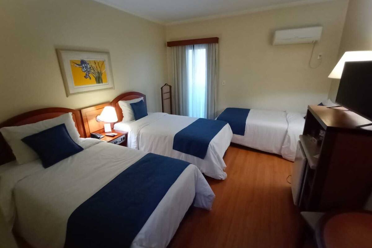 Apartamento superior, várias camas | 1 quarto, frigobar, cofres nos quartos, berços grátis