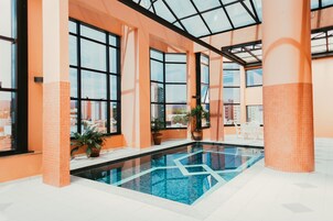 Piscina interna, espreguiçadeiras