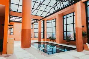 Piscina interna, espreguiçadeiras