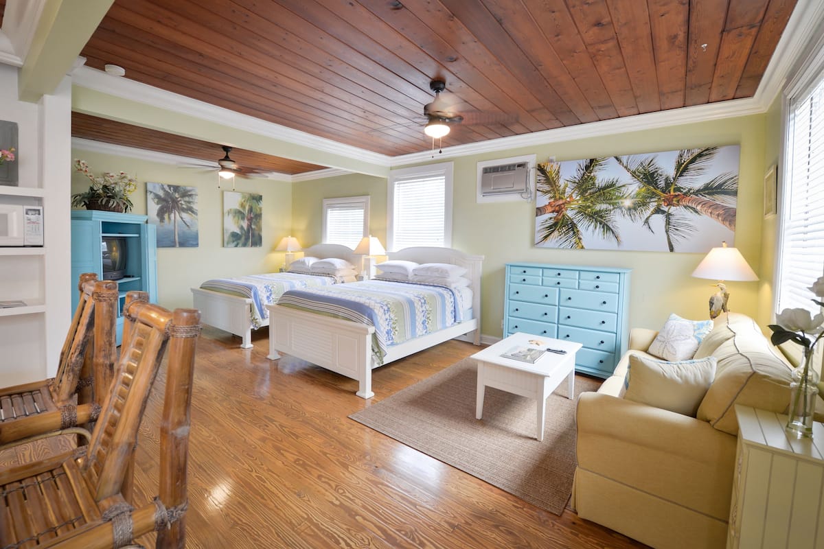 Key West Suite, 2 Queen Beds, Kitchen, Ground Floor | 埃及棉床单、高档床上用品、熨斗/熨衣板、免费 WiFi
