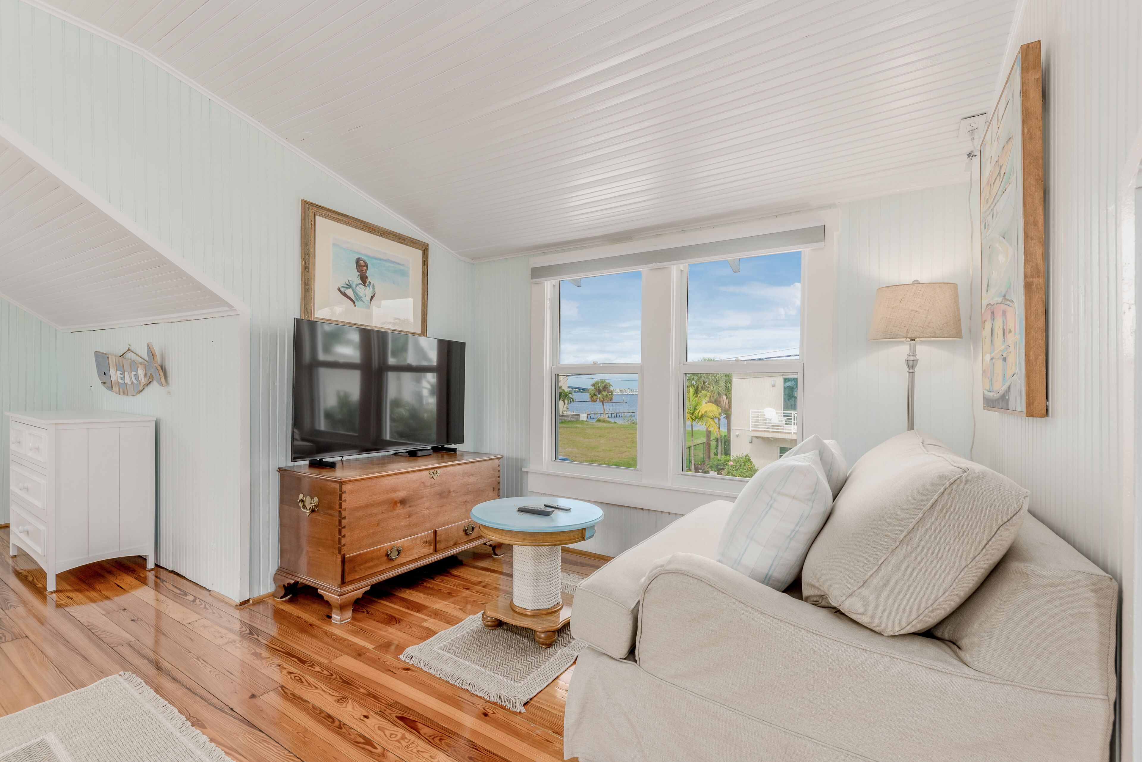 the blue house, 3 bedrooms, 2 bathrooms | living area | 40-inch tv with cable channels