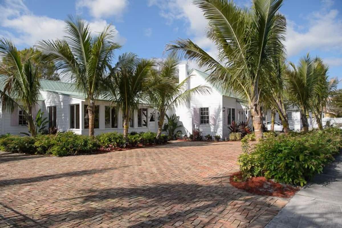 Ernest Lyons House, 3 Bedrooms, Pool Access, 2 Bathrooms