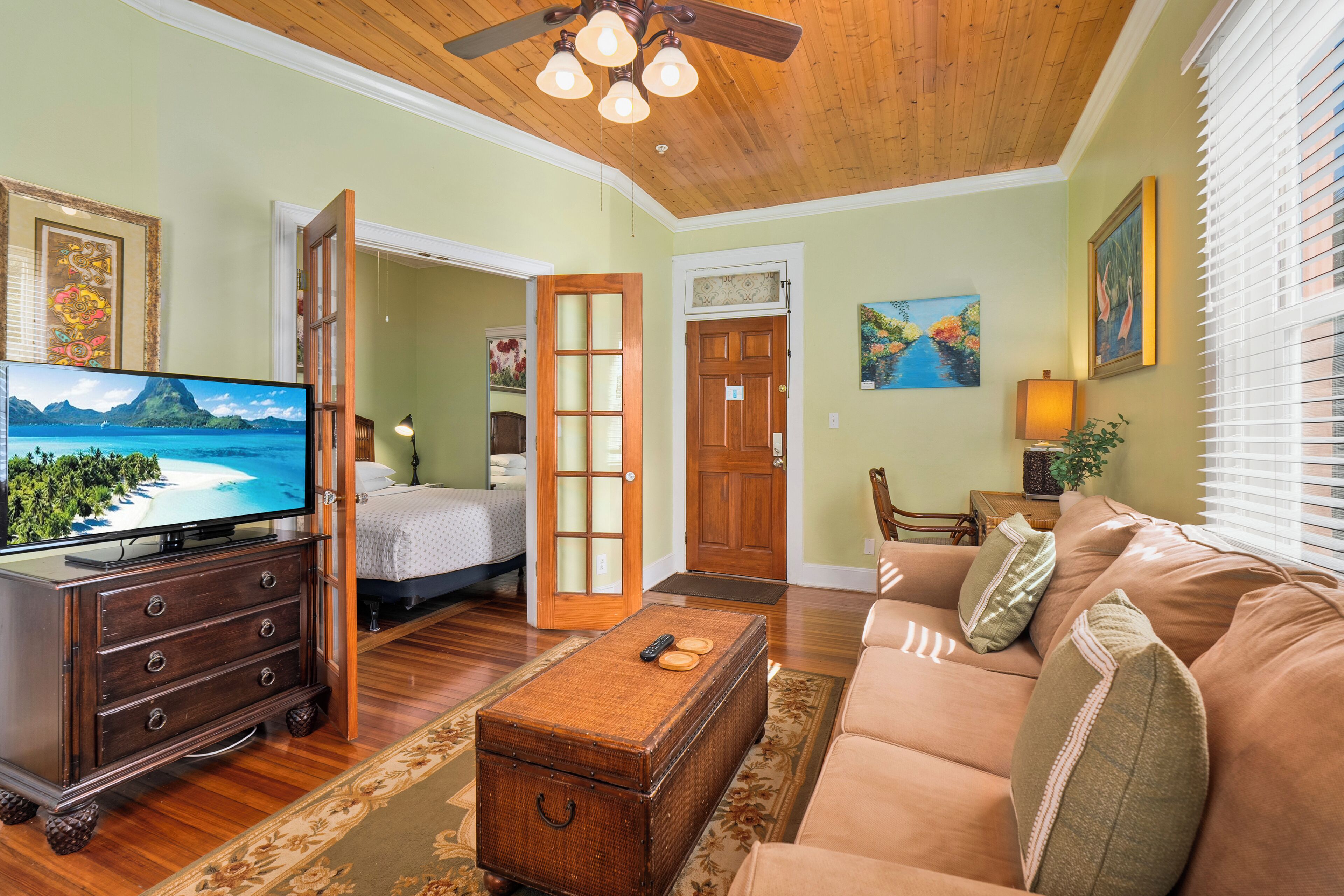 Luxury Suite Queen Room 12, 1 Queen Bed with Sofa bed, Kitchen | Egyptian cotton sheets, premium bedding, iron/ironing board, free WiFi