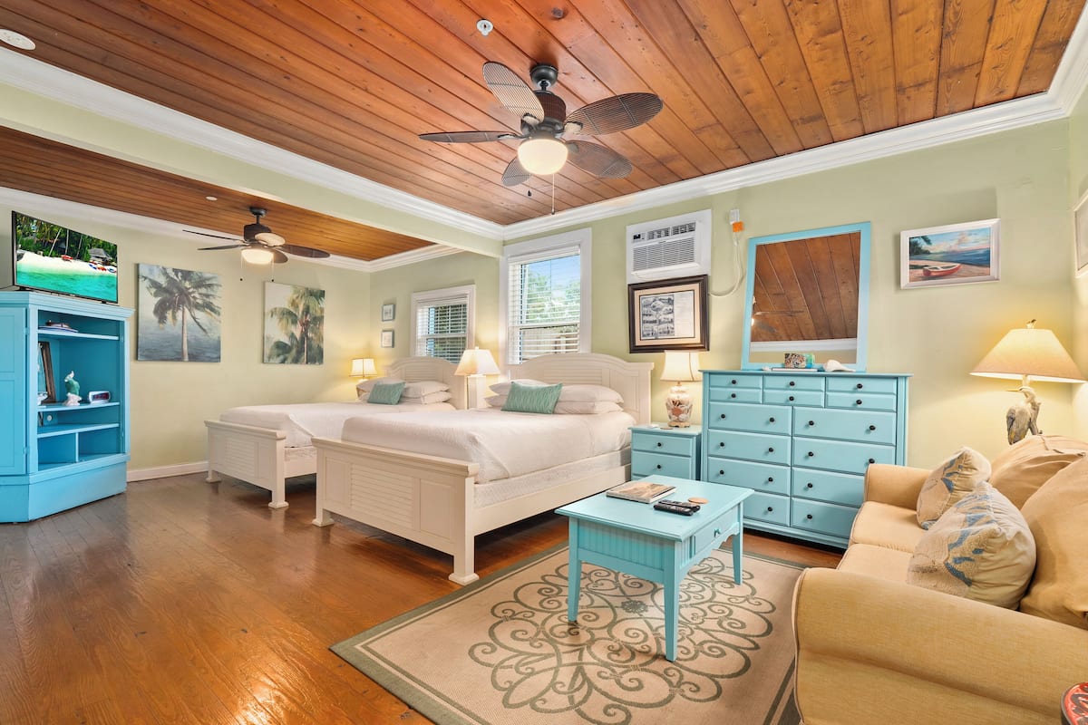 Key West Suite, 2 Queen Beds, Kitchen, Ground Floor | Bộ trải giường bằng vải cotton Ai Cập, bộ đồ giường cao cấp