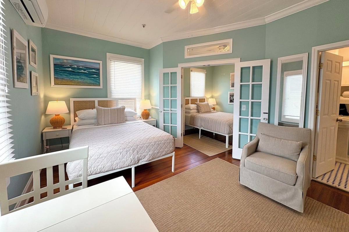 Deluxe Studio Queen Room 7, 1 Queen Bed with Sofa bed, Kitchenette | Egyptian cotton sheets, premium bedding, iron/ironing board, free WiFi
