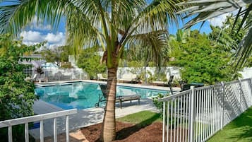 Evinrude Suite, 2 Bedrooms, 2 Bathrooms, Kitchenette, Pool Access | Udvarra néző