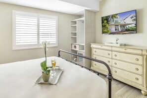 Premium bedding, in-room safe, individually decorated - Henrosa Hotel (Miami Beach)