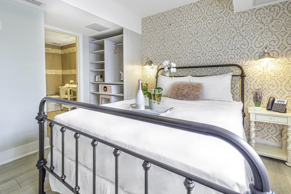 Premium bedding, in-room safe, soundproofing