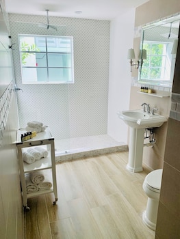 Free toiletries, hair dryer, towels at Henrosa Hotel