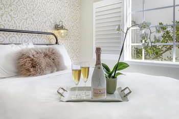 Classic Room, 1 Queen Bed | Premium bedding, in-room safe, individually decorated at Henrosa Hotel