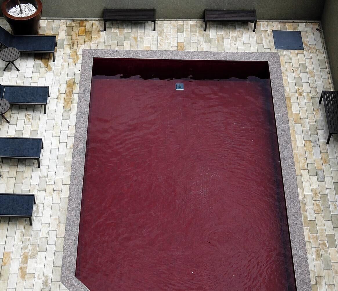 Piscina externa, espreguiçadeiras