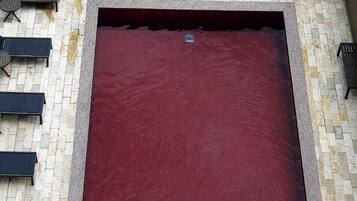Piscina externa, espreguiçadeiras