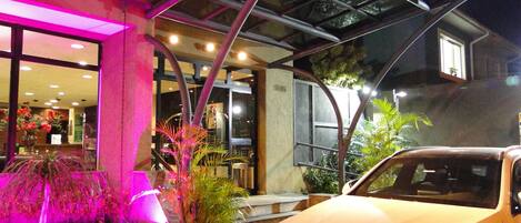 Vista frontal de la propiedad por la tarde o noche