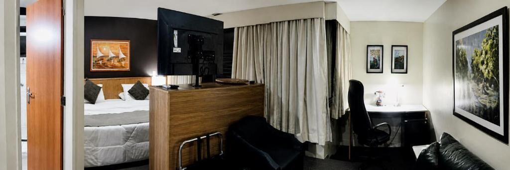 1 quarto, frigobar, cofres nos quartos, cortinas blackout