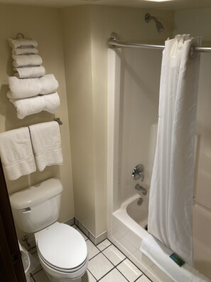 Ensemble douche/baignoire, articles de toilette gratuits