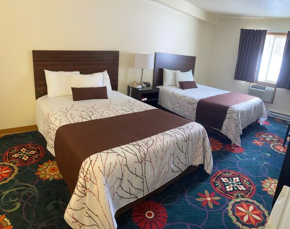 Rum - 2 queensize-sängar | Sängtillbehör av högsta kvalitet, skrivbord och mörkläggningsgardiner