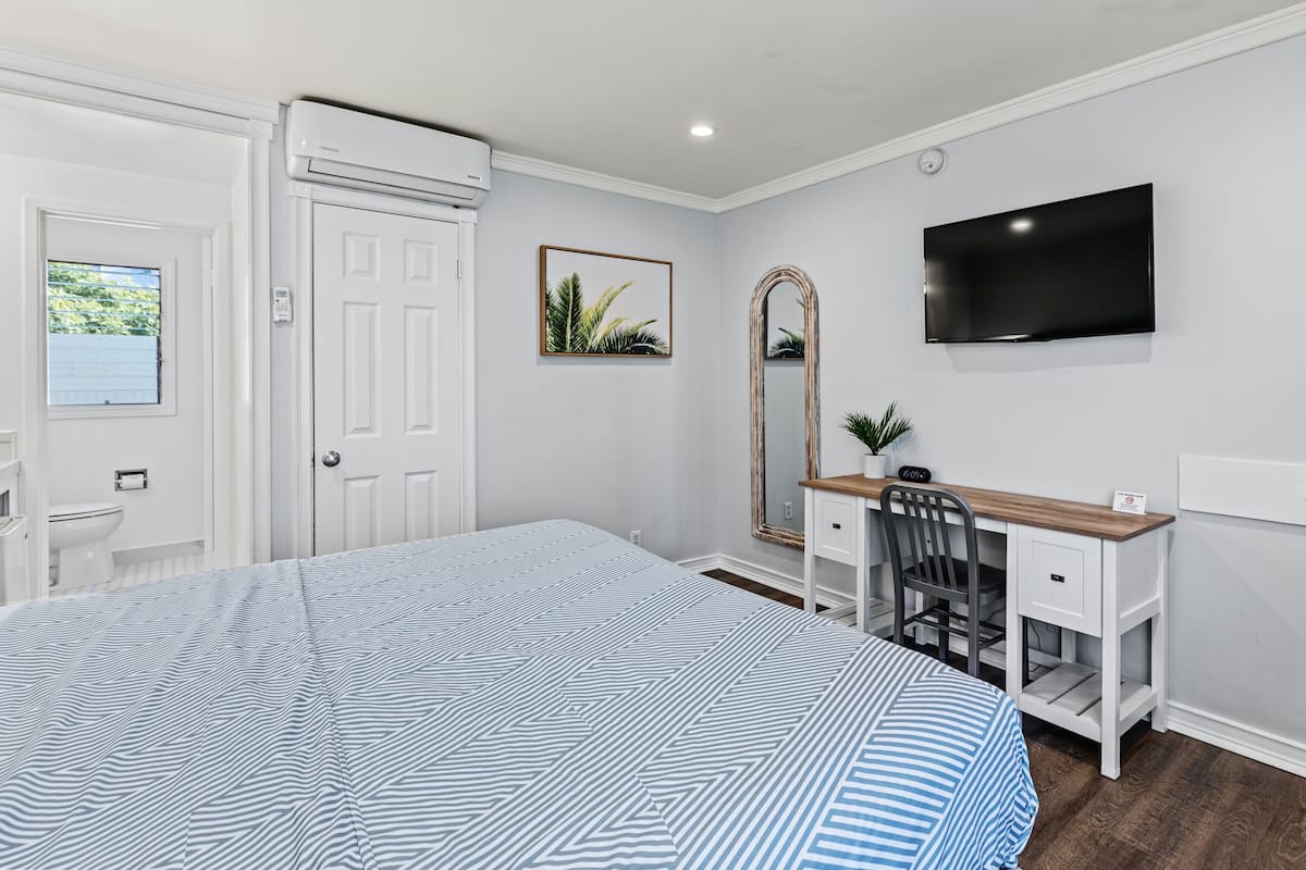 Premium bedding, in-room safe, desk, iron/ironing board