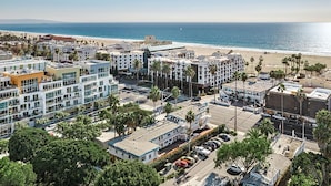 A coastal urban area with a beach, modern buildings, and a clear sky. - Ocean Lodge Santa Monica Beach Hotel (Santa Monica)