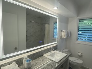 King Junior Suite 2 Bedrooms | Badezimmer | Duschwanne, kostenlose Toilettenartikel, Haartrockner, Handtücher
