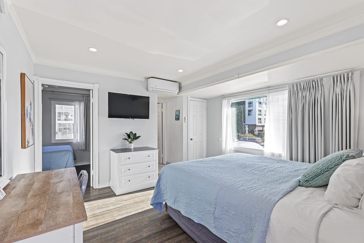 Premium bedding, in-room safe, desk, iron/ironing board