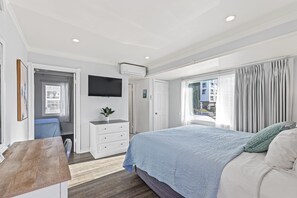 King Junior Suite 2 Bedrooms | 高档床上用品、客房内保险箱、办公桌、熨斗/熨板