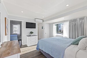 King Junior Suite 2 Bedrooms | 高档床上用品、客房内保险箱、办公桌、熨斗/熨板