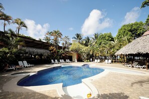 Outdoor pool, sun loungers - Turtle Beach Lodge (Colorado)